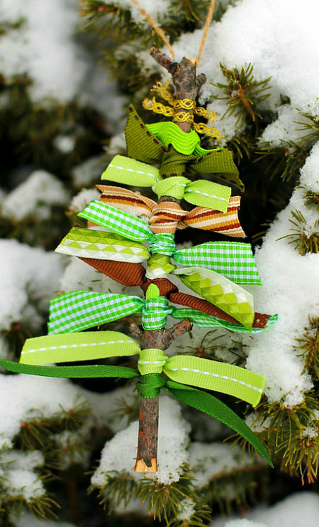 Scrap ribbon tree ornament | +25 Beautiful Handmade Ornaments