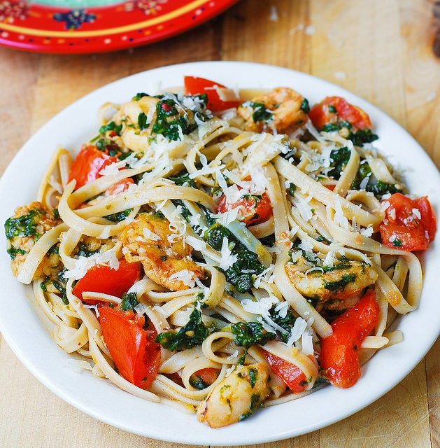 Shrimp, tomato, and spinach pasta in garlic butter sauce | 25+ fresh tomato recipes
