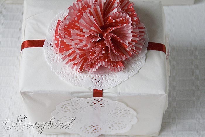 DIY Cupcake Liner gift wrap | 30+ Christmas Wrapping Ideas