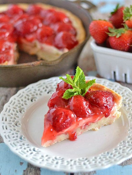 Strawberries and Cream Dessert Pizza | 25+ Dessert Pizzas