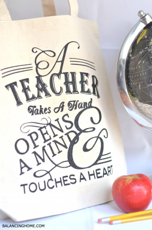 Teacher Appreciation Tote Bag + 25 Handmade Gift Ideas for Teacher Appreciation - the perfect way to let those special teachers know how important they are in the lives of your children!