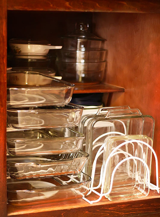 Use wire racks to organize glass baking dishes | 25+ Organizing ideas for the home