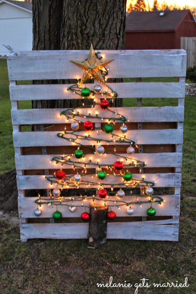 Wood pallet Christmas tree | 25+ easy DIY Christmas decor