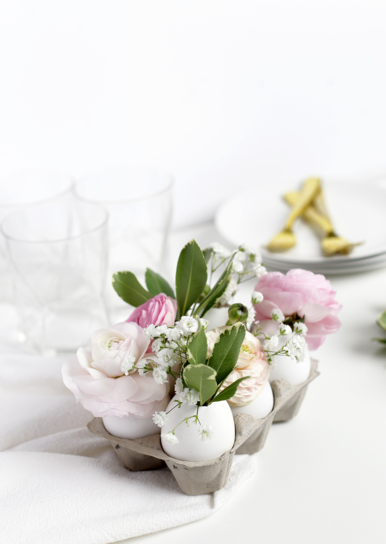 DIY Easter egg centerpiece, cute spring decor! Add fresh florals to hard boiled eggs to create a natural Easter centerpiece or pretty spring decorations! #springdecor #easteregg #springcenterpiece #easterdecor #springcraft