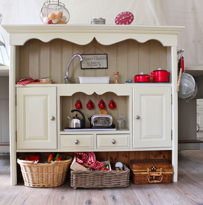 Play kitchens are a great Christmas gift! Learn how to build your own toy kitchen with these 20 best play kitchen tutorials. Click through for ideas and instructions to make an easy cardboard kitchen, a custom wood kitchen, kitchens made from thrifted furniture, and more!