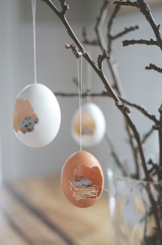 What a creative spring craft! Add a mini nest to empty hard boiled eggs to create a cute Easter egg craft! #springdecor #easterdecor #eastercenterpiece #springideas #easteregg