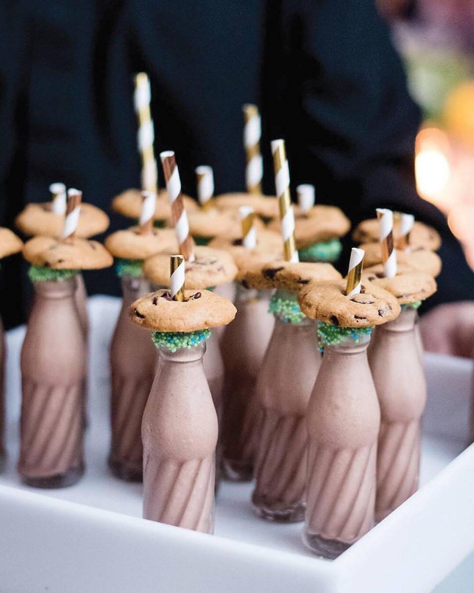 Chocolate milk and cookies favors