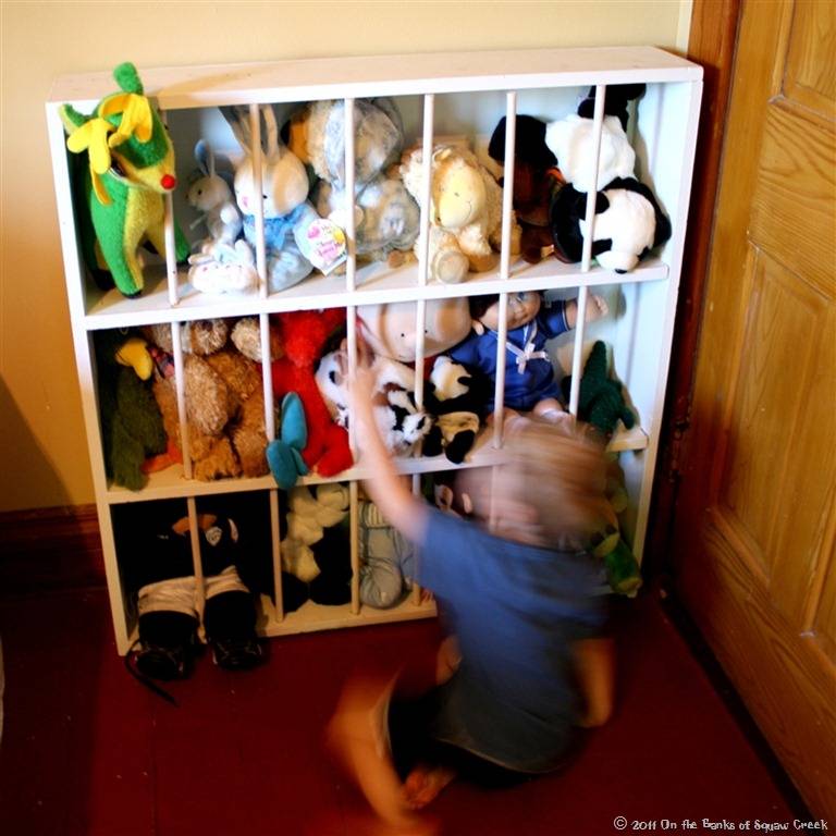 20+ Creative DIY Ways to Organize and Store Stuffed Animal Toys --> DIY Stuffed Animal Zoo from Old Bookshelf