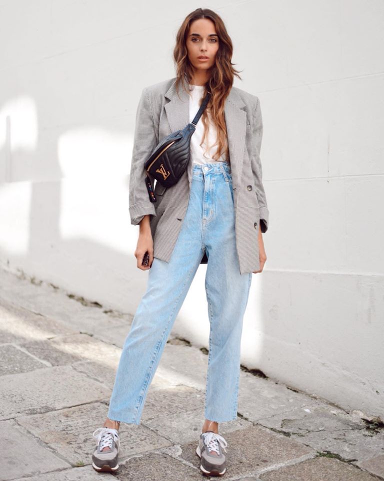 13 Ways to Look Feminine in Baggy Jeans